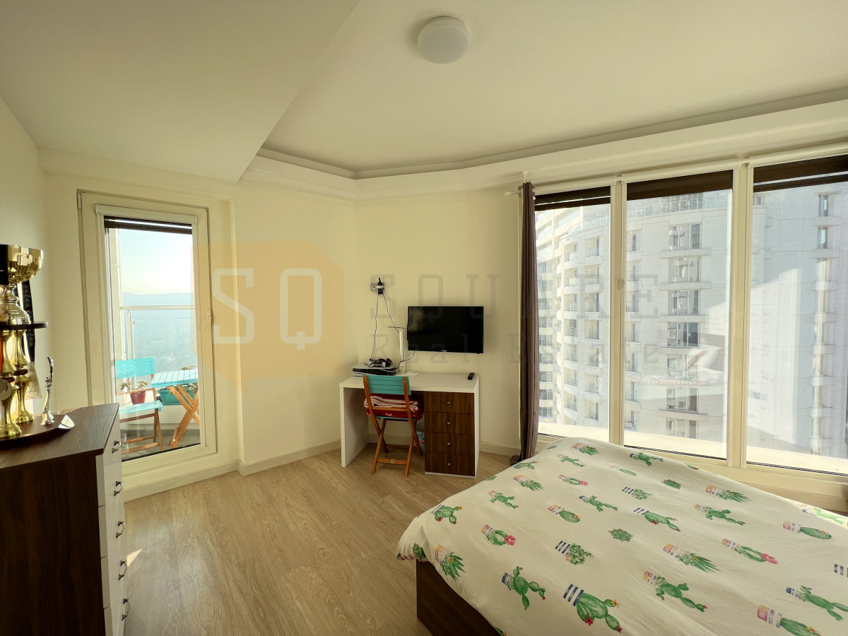 1079 _ 2073_WEB_00010